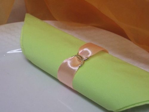 szatén szalvétagyűrű gyűrűpárral. barack 10db/cs