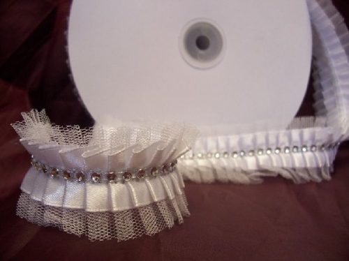 szatén szalag tüll széllel és strasszal (4 cm * 10 m)-ezüst-fehér