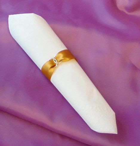 szatén szalvétagyűrű gyűrűpárral. óarany