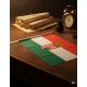 Címeres magyar nemzeti zászló textilből (30x45 cm) – Prémium textilzászló 50 cm-es rúddal nemzeti ünnepre