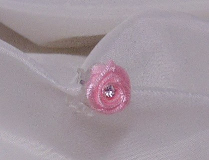 csipeszes szatén rózsafej strasszkővel, rózsaszín (1,5 cm)