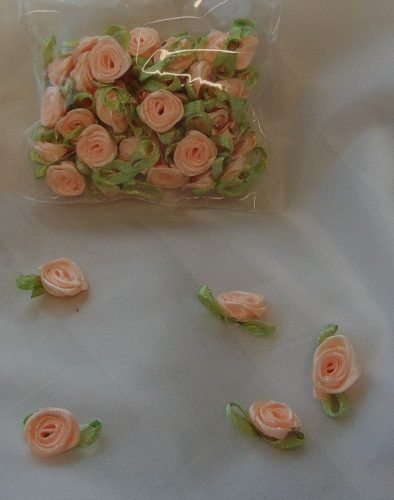 szatén rózsafej levélkével, barack (kb. 50 db)
