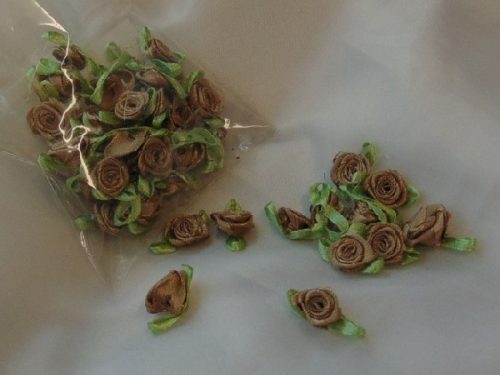 szatén rózsafej levélkével, cappuccino (kb. 50 db)