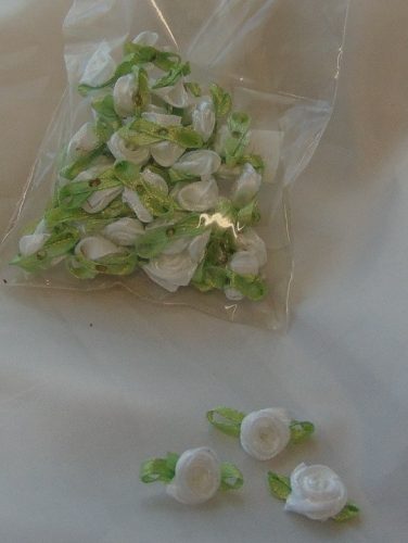 szatén rózsafej levélkével,fehér(kb. 50 db) 