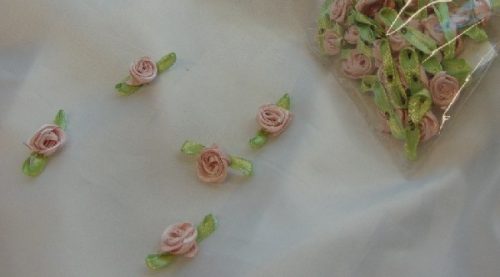 szatén rózsafej levélkével, púderrózsaszín (kb. 50 db)