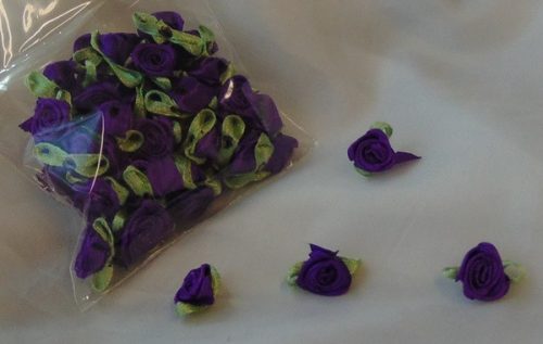 szatén rózsafej levélkével, s.lila (kb. 50 db)
