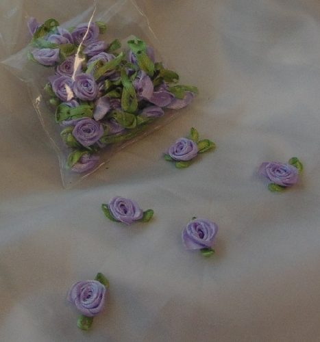 szatén rózsafej levélkével, v.lila (kb. 50 db)
