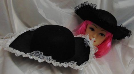 kalóz női kalap, szélén fekete csipkével 