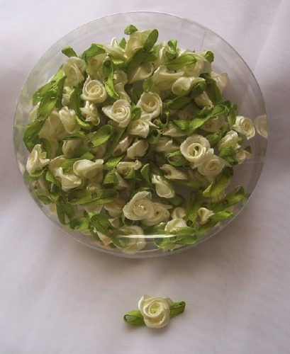 szatén rózsafej levélkével, krém (kb. 50 db)