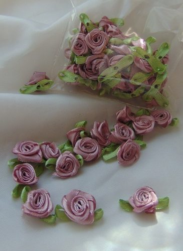 szatén rózsafej levélkével, mályva (kb. 50 db)