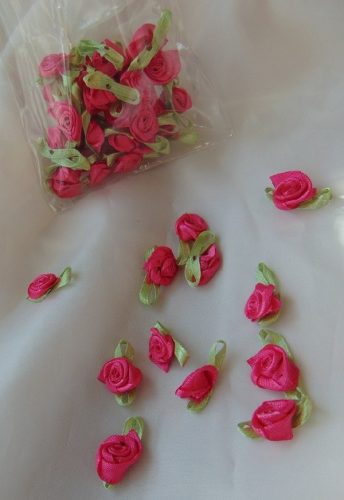 szatén rózsafej levélkével, pink (kb. 50 db)