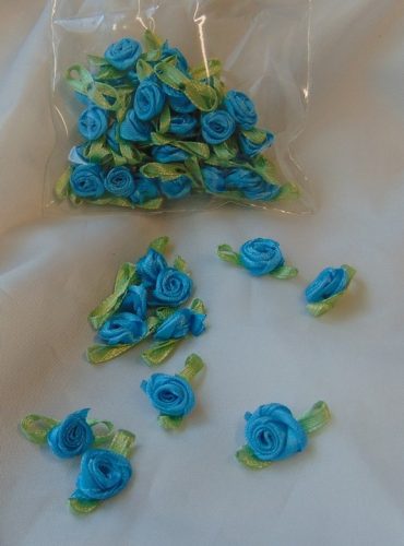 szatén rózsafej levélkével, türkizkék (kb. 50 db)