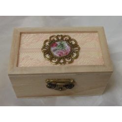 gyűrűtartó dobozka vintage dísszel (9*5*5,5 cm)