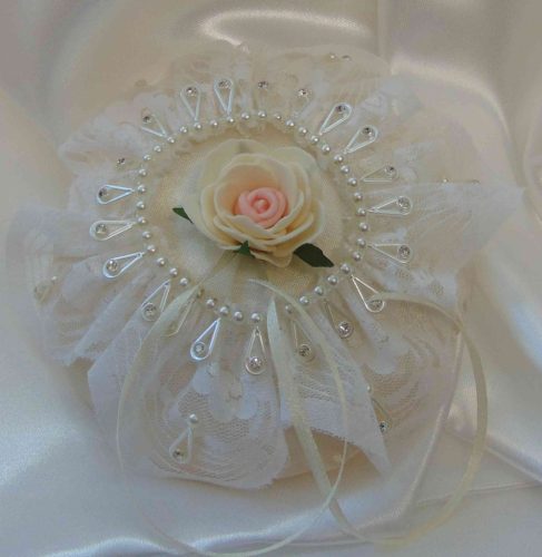 gyűrűrpárna rózsával, kerek (13 cm)