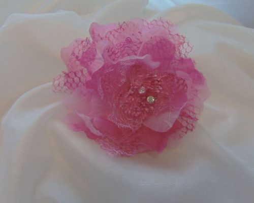 ciklámen textilrózsa kitűző (10 cm)